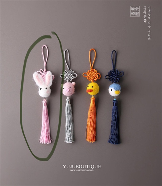 Yujuboutique Treo áo mẫu Thỏ Hồng