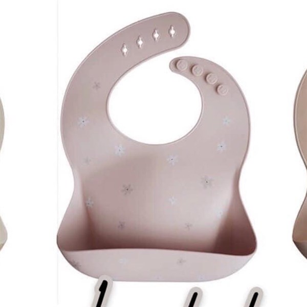 Mushie Yếm Silicone Hoa trắng nâu nền Hồng