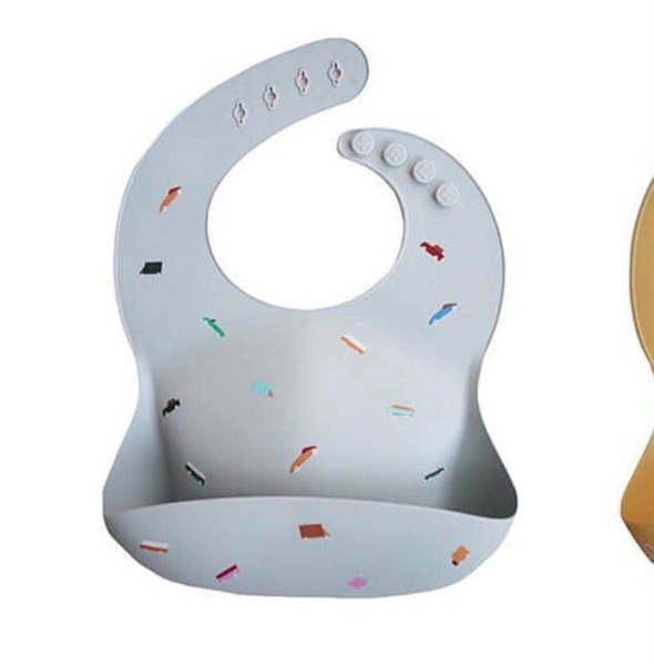 Mushie Yếm Silicone Car nền xám xanh