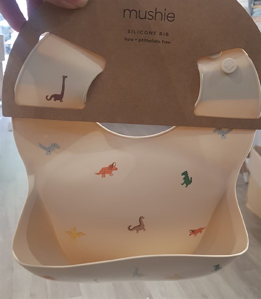 Mushie Yếm Silicone Khủng long nền Beige