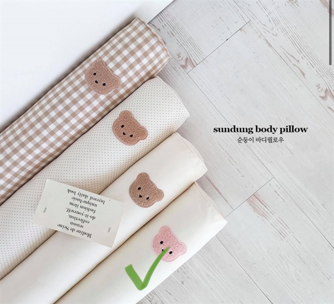 Milkhouse Gối ôm Gấu Hồng Nền Trắng