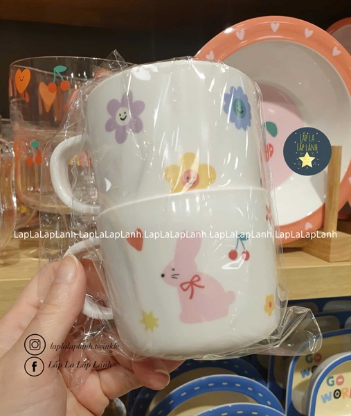 Modernhouse Set 2 ly nhựa nền trắng Hoa vàng Thỏ nơ đỏ