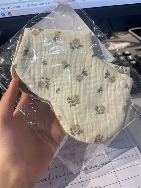 Byeolbaragi Yếm cổ hoa nâu