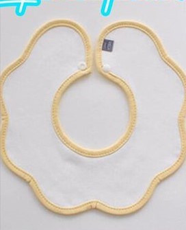 Berry Yếm Cổ Trắng Viền Vàng