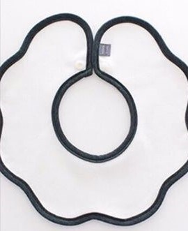 Berry Yếm Cổ Trắng Viền Xanh Đậm